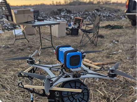 Дрон із вантажем на випробуваннях