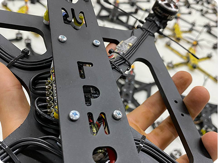 Гравіювання назви компанії на корпусі дрона